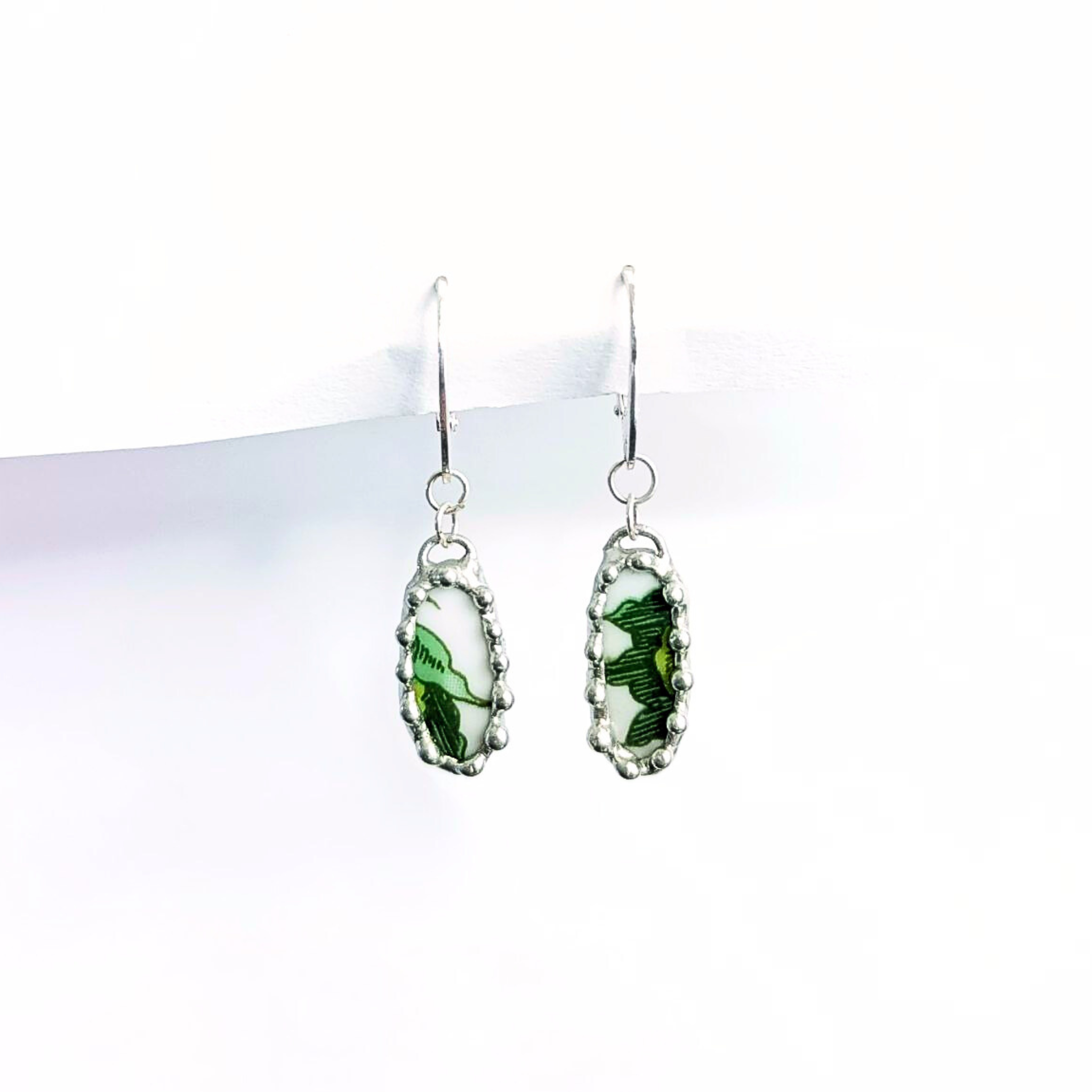 Porcelánové náušnice se zelenými kytičkami