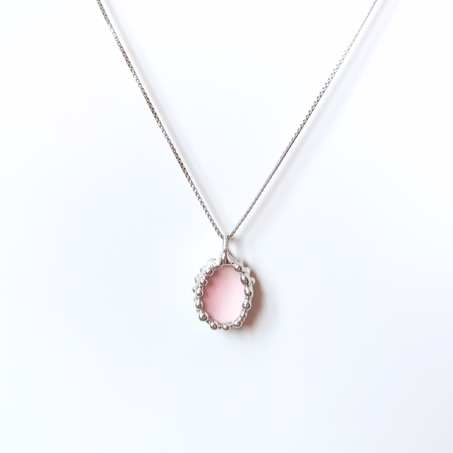 Porcelánový přívěsek s jaterníkem