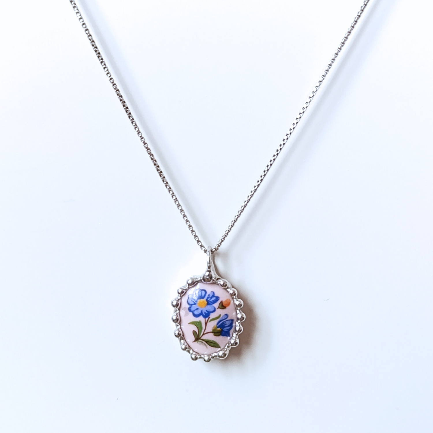 Porcelánový přívěsek s jaterníkem