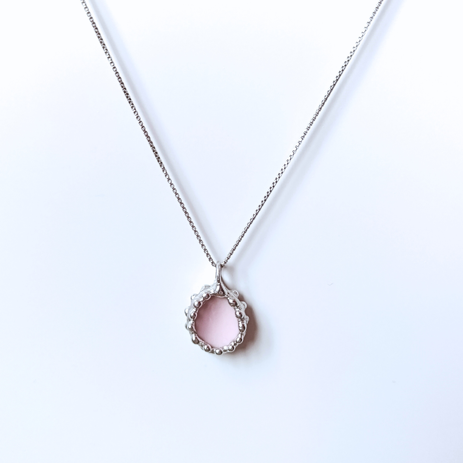 Porcelánový přívěsek s lilií