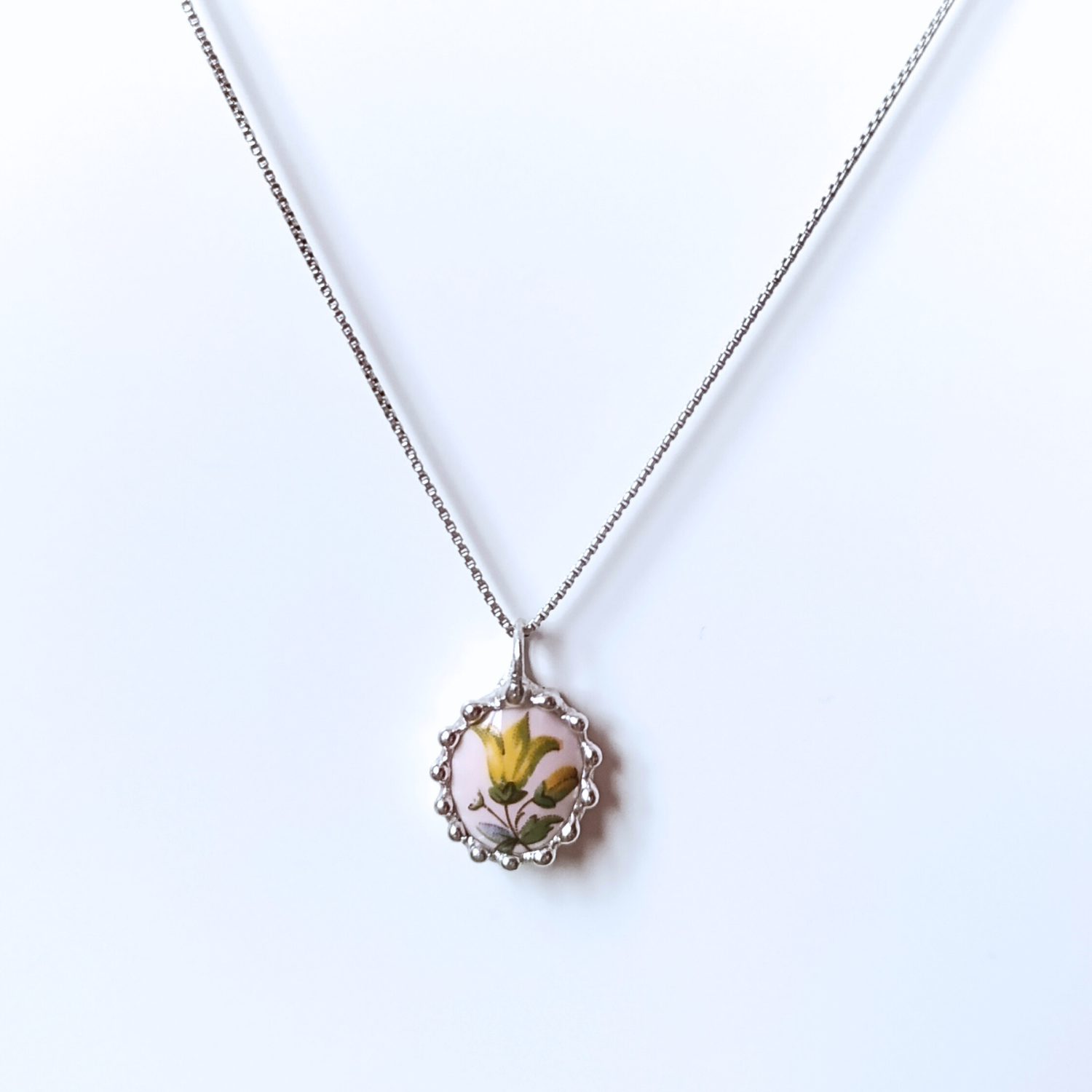 Porcelánový přívěsek s lilií