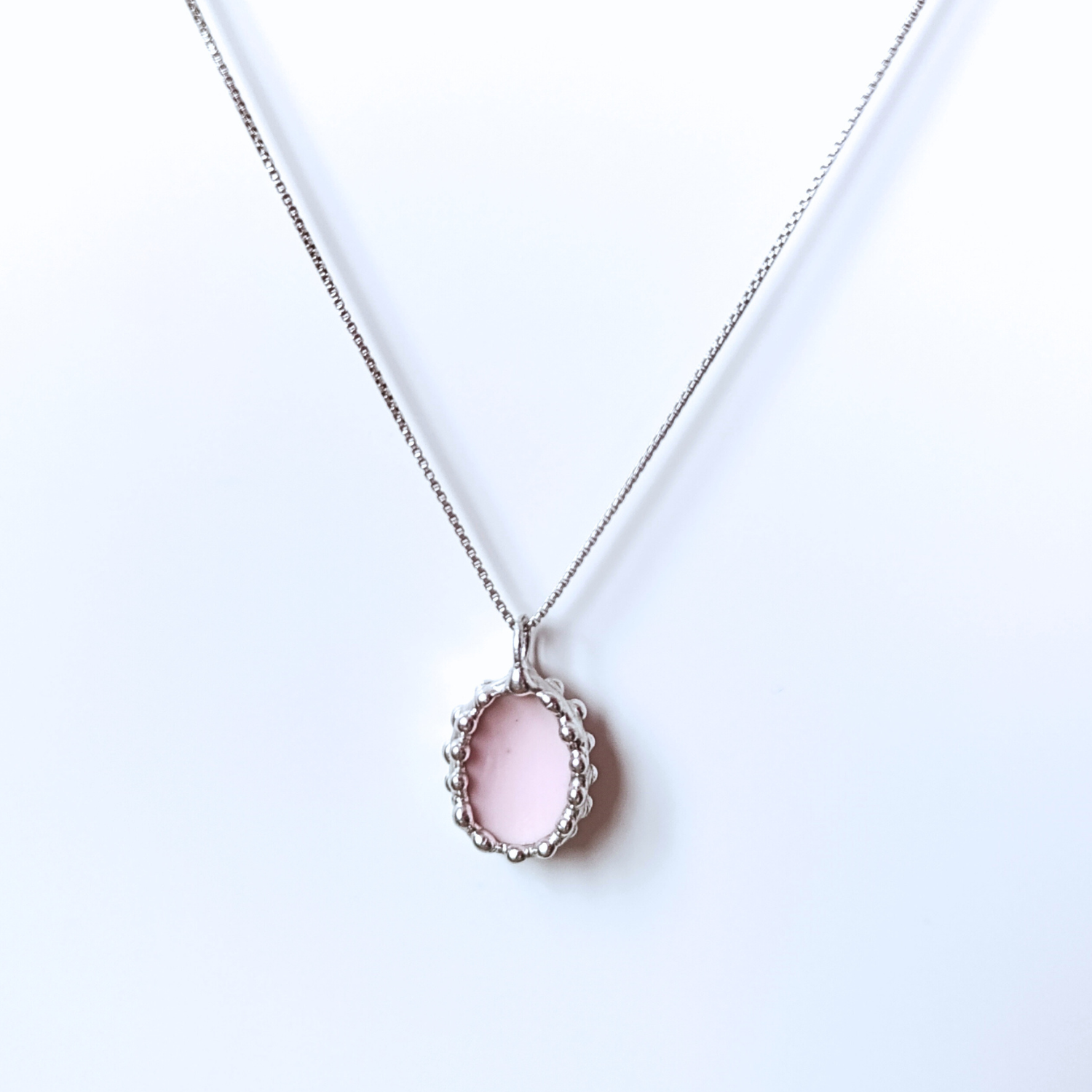 Porcelánový přívěsek s pivoňkou