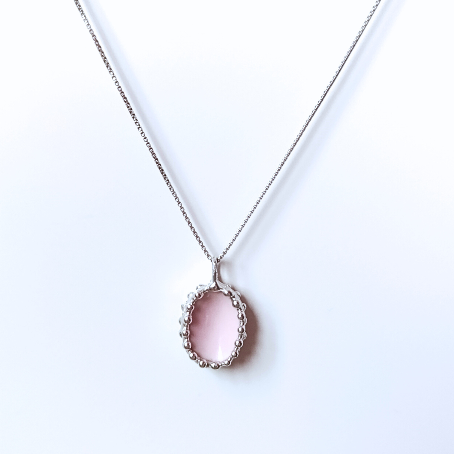 Porcelánový přívěsek se šípkem