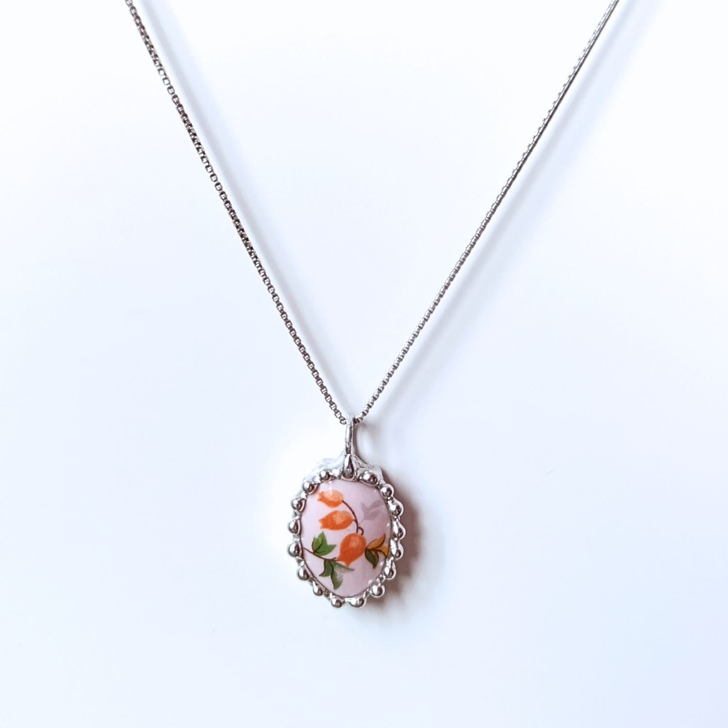 Porcelánový přívěsek se šípkem